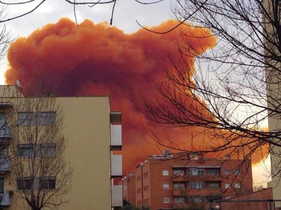 Video of Spain Chemical Explosion Releasing Orange Cloud of Nitric Acid
